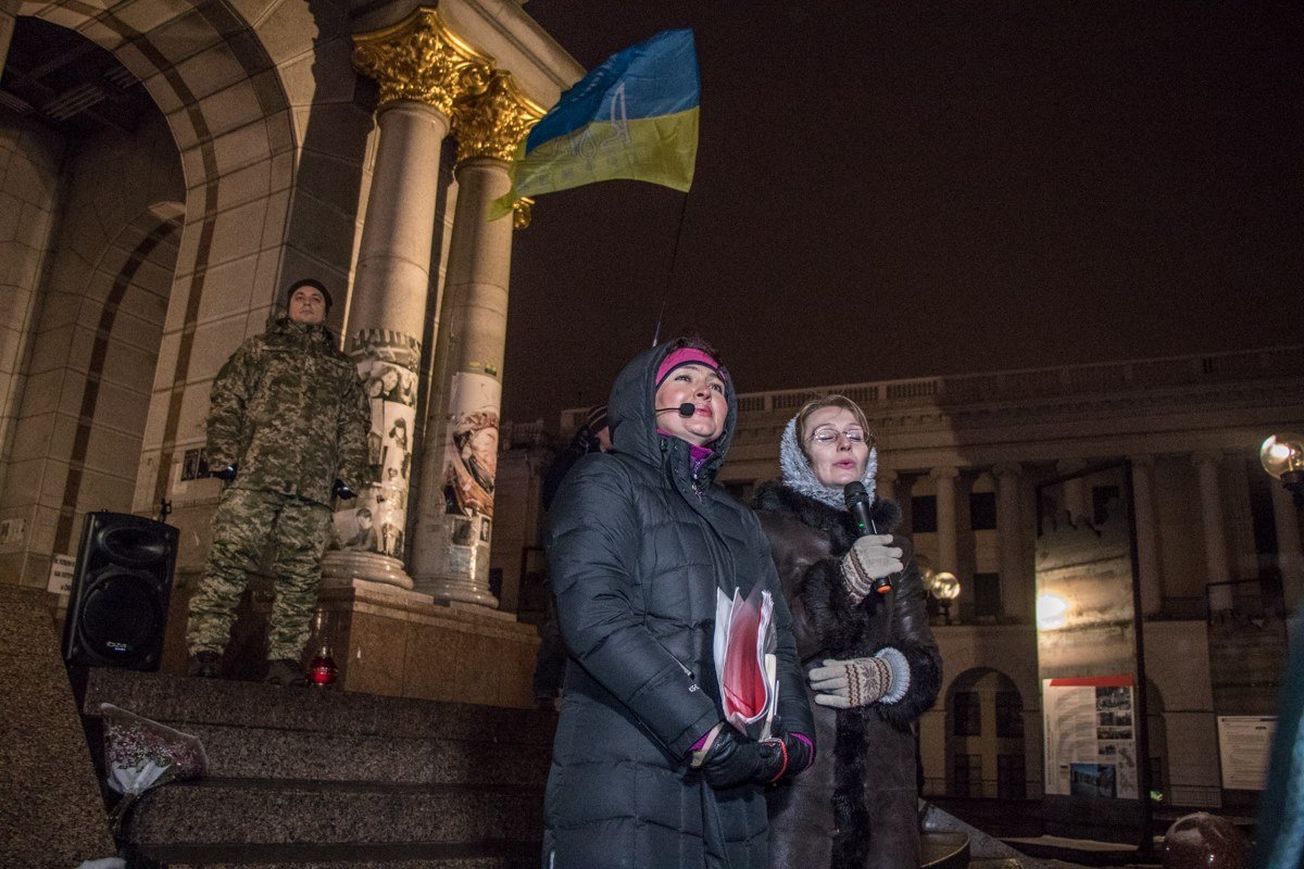 30 ноября на Майдане Независимости собрались киевляне, чтобы почтить память студентов, пострадавших во время разгона Евромайдана. Акцию приурочили к годовщине трагических событий 30 ноября на Майдане Независимости собрались киевляне, чтобы почтить память студентов, пострадавших во время разгона Евромайдана. Акцию приурочили к годовщине трагических событий