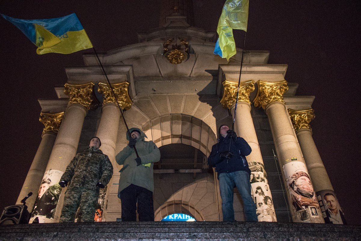 Киевляне пришли с украинскими флагами Киевляне пришли с украинскими флагами