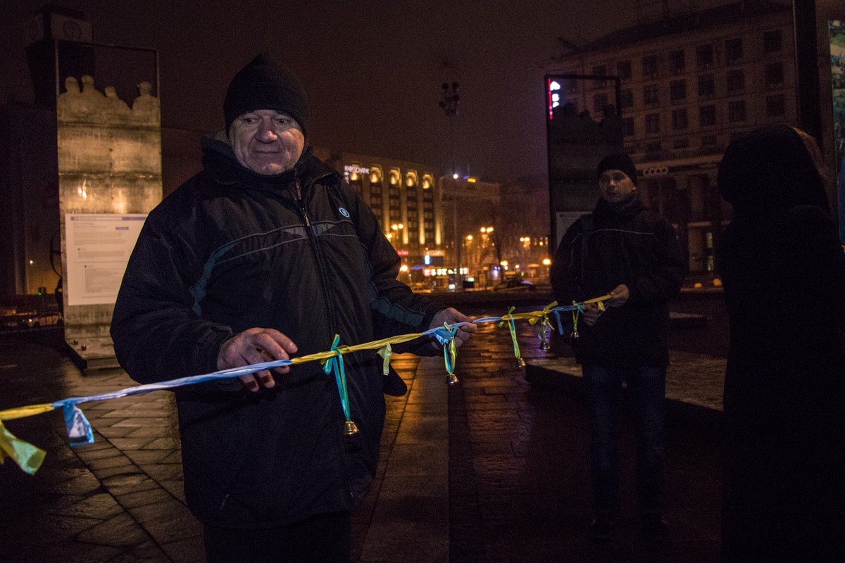 С помощью ленточек в желто-голубых цветах активисты сделали цепочку единства С помощью ленточек в желто-голубых цветах активисты сделали цепочку единства