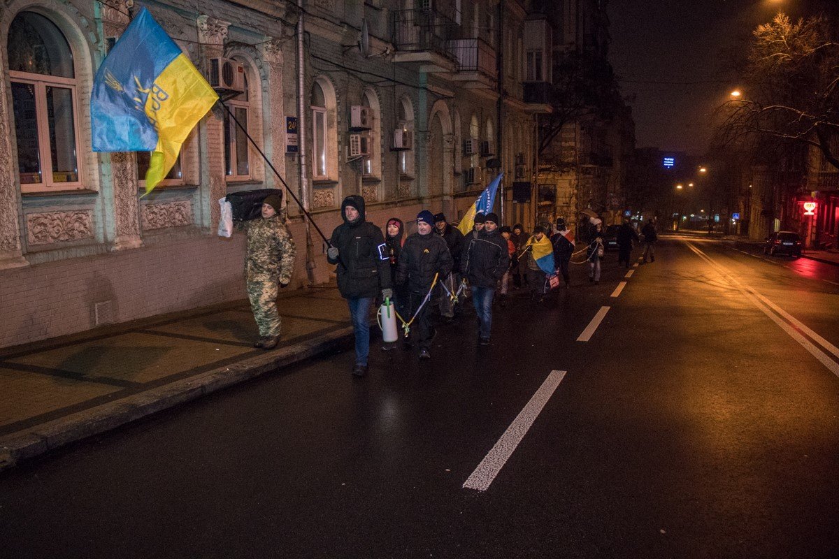 В 04:00 часа утра участники акции начали шествие от площади Независимости и прошли до Михайловского собора — путь, которым спасались студенты от беркутовцев 30 ноября 2013-го В 04:00 часа утра участники акции начали шествие от площади Независимости и прошли до Михайловского собора — путь, которым спасались студенты от беркутовцев 30 ноября 2013-го