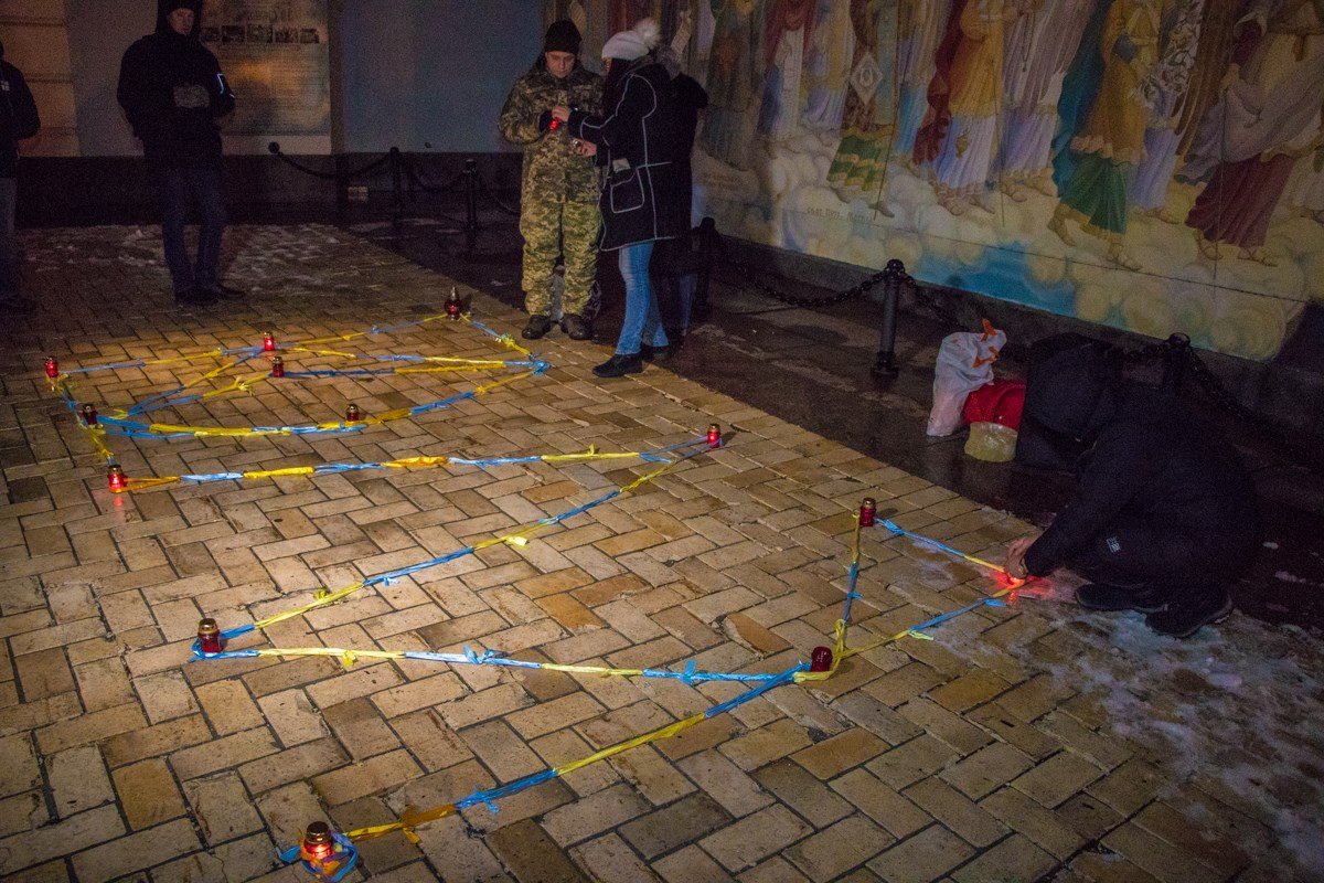 С помощью патриотической цепочки выложили слово "воля" С помощью патриотической цепочки выложили слово "воля"