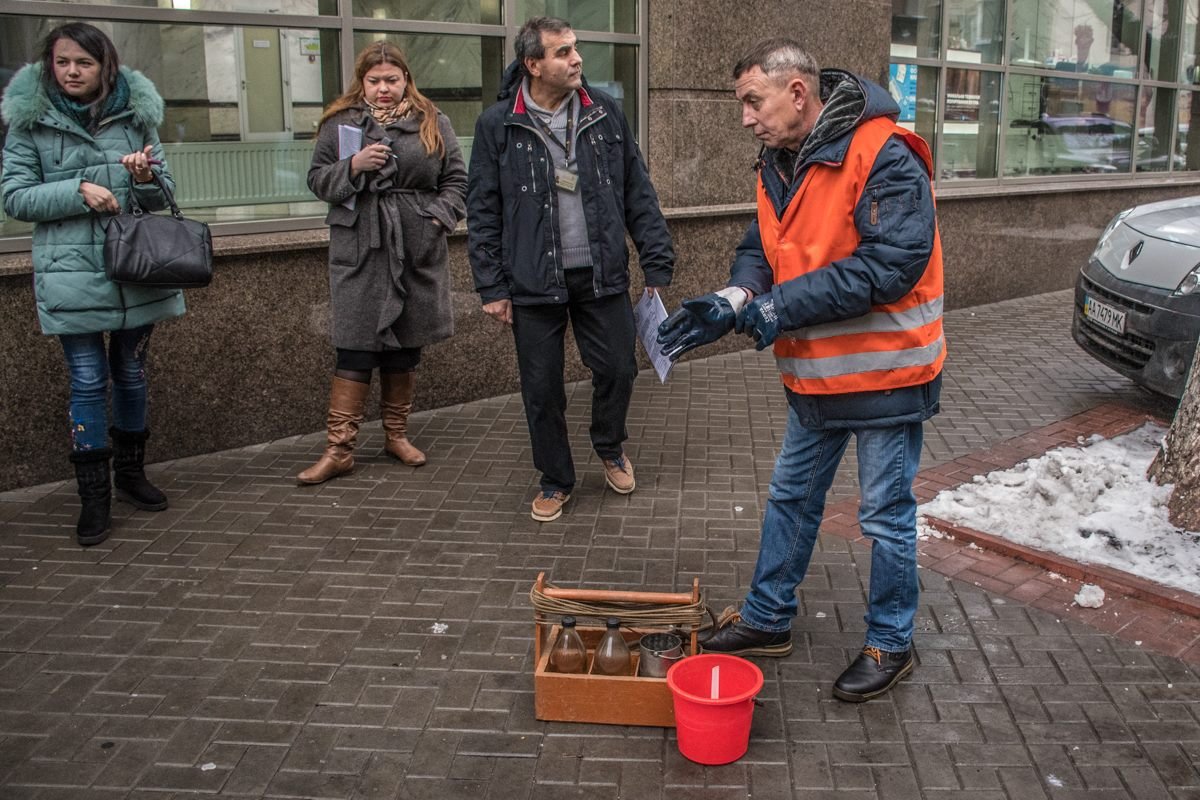 На улице Московской взяли пробу сточных вод На улице Московской взяли пробу сточных вод