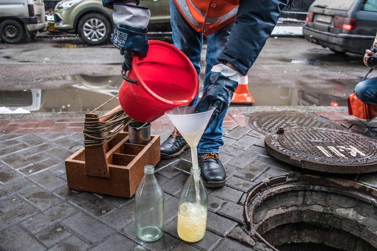 Сточные воды разлили на два сосуда Сточные воды разлили на два сосуда
