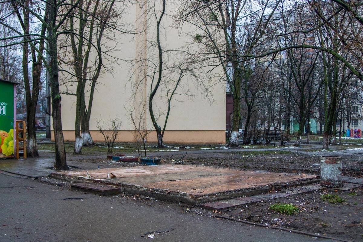 На Теремках снесли сырный ларек