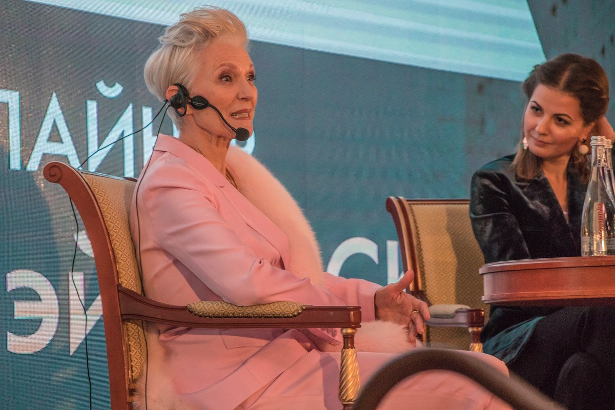 Мэй 68 лет. Она более востребована, чем иные молодые модели, и снимается в кампаниях таких крупных брендов, как Clinique и Revlon