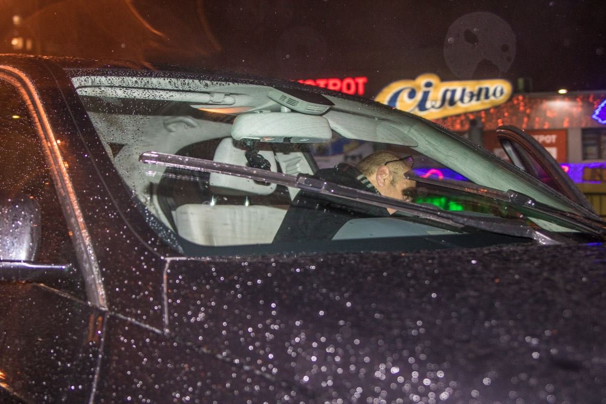 Сам посол от камер пытался скрыться