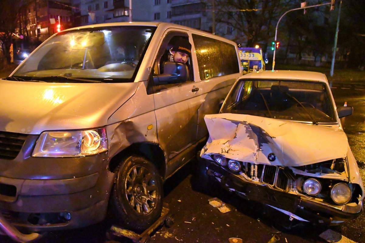 Обе машины пострадали от столкновения