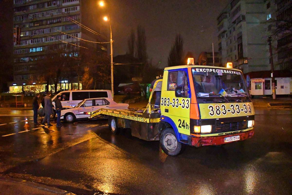 После столкновения BMW пришлось эвакуировать