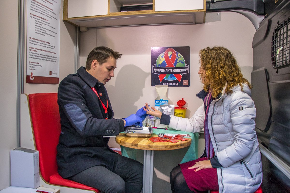 Во Всемирный день борьбы со СПИДом киевлянам также предлагали бесплатно пройти экспресс-тест на на ВИЧ в передвижном пункте Во Всемирный день борьбы со СПИДом киевлянам также предлагали бесплатно пройти экспресс-тест на на ВИЧ в передвижном пункте