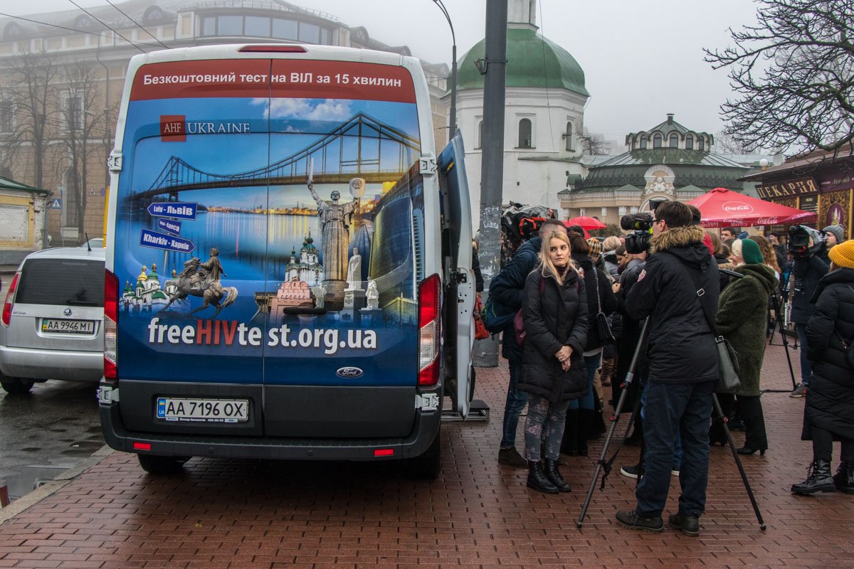 Около медицинского автобуса выстроилась очередь желающих пройти бесплатный тест на ВИЧ Около медицинского автобуса выстроилась очередь желающих пройти бесплатный тест на ВИЧ