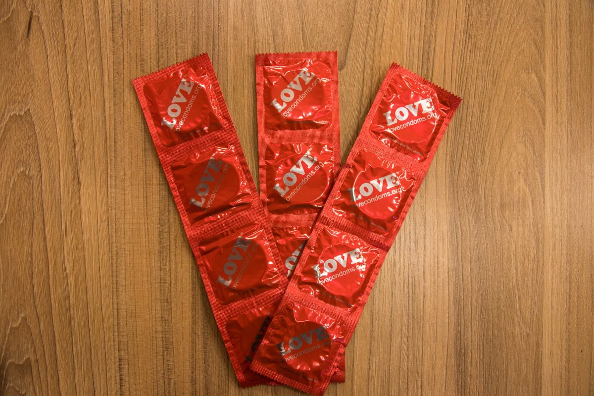 Тем, кто прошел тест раздавали средства защиты Тем, кто прошел тест раздавали средства защиты