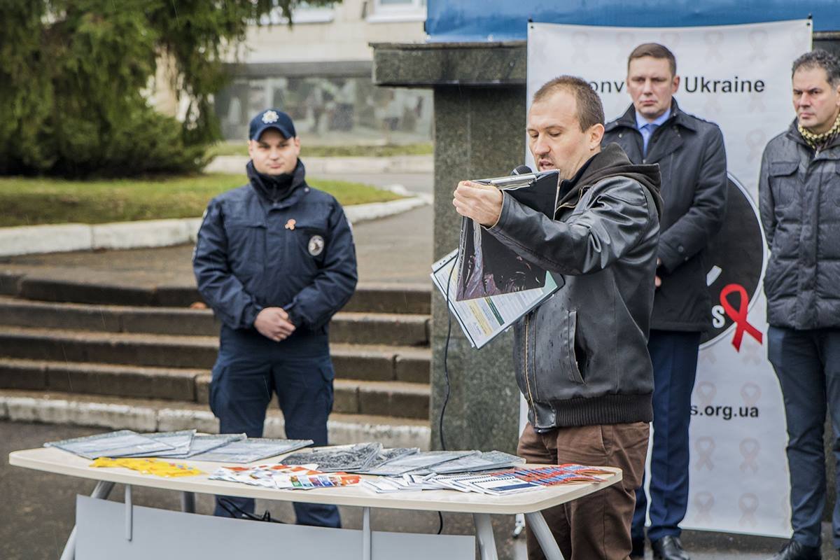 Каждому экипажу патрульных также выдали специальные служебные блокноты и планшеты для документов, в которых указана полезная информация о государственных и негосударственных сервисах профилактики ВИЧ.