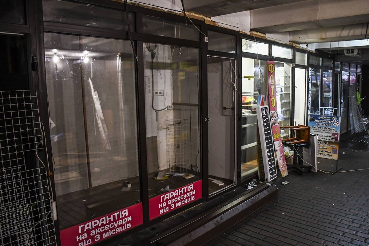 На Севастопольской площади снесли МАФы: продавцы возмущены 6