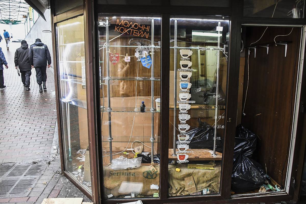 На Севастопольской площади снесли МАФы: продавцы возмущены 8