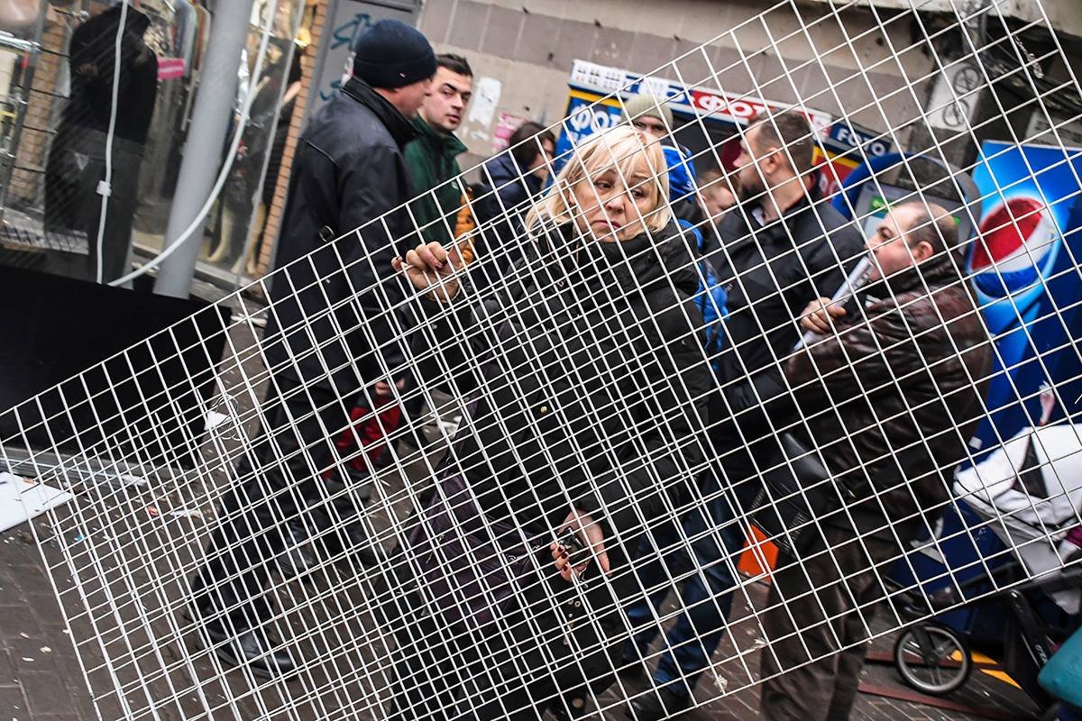 На Севастопольской площади снесли МАФы: продавцы возмущены 10