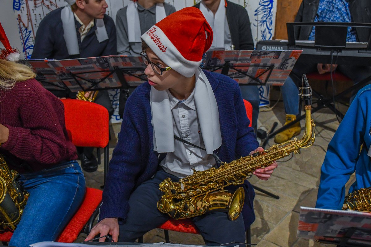 Праздничный оркестр исполнил веселые песни 