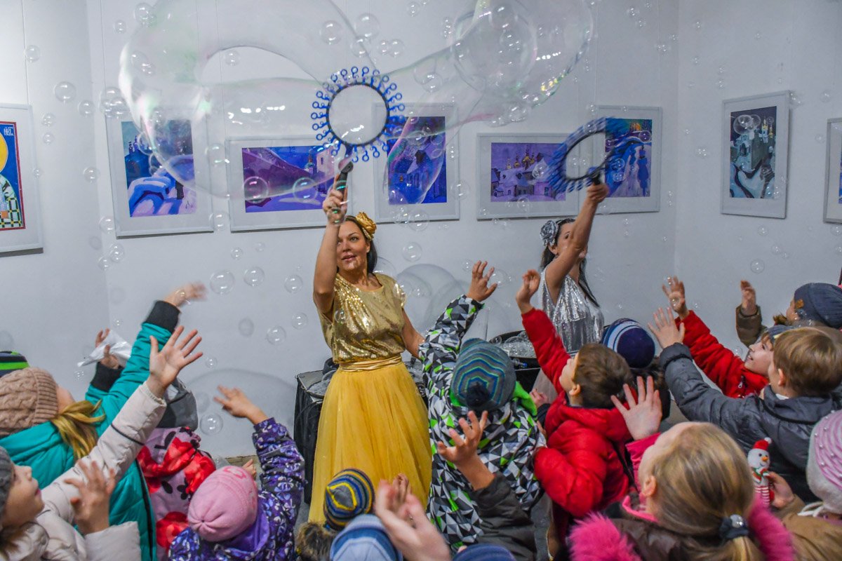 Для детей устроили мыльное шоу 