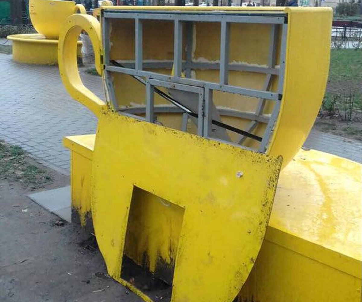 В ночь на 1 декабря на Контрактовой площади в Киеве неизвестные поломали "умные" лавочки