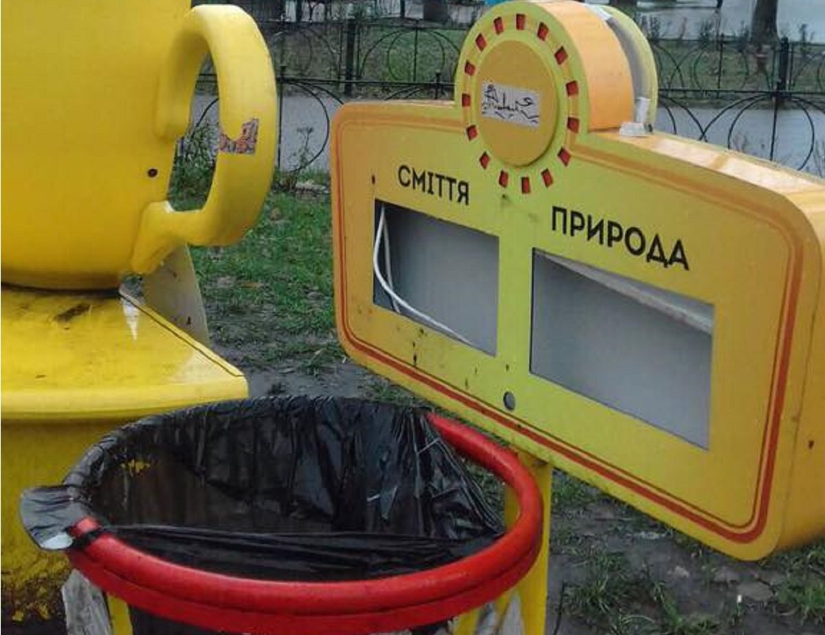 Кроме солнечных панелей лавки были оборудованы бесплатными точками доступа Wi-Fi и USB-портами для подзарядки мобильных устройств