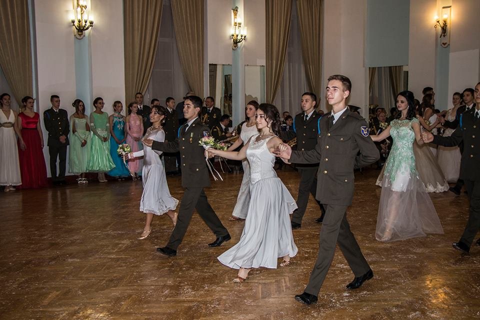 С красивыми леди станцевали сорок лицеистов 