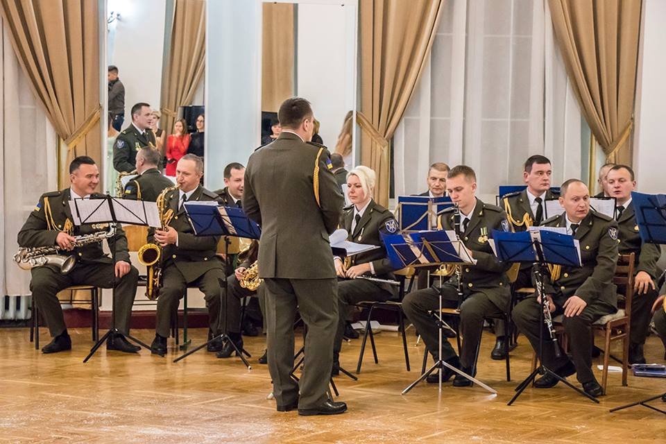 Все торжество сопровождал военный оркестр 