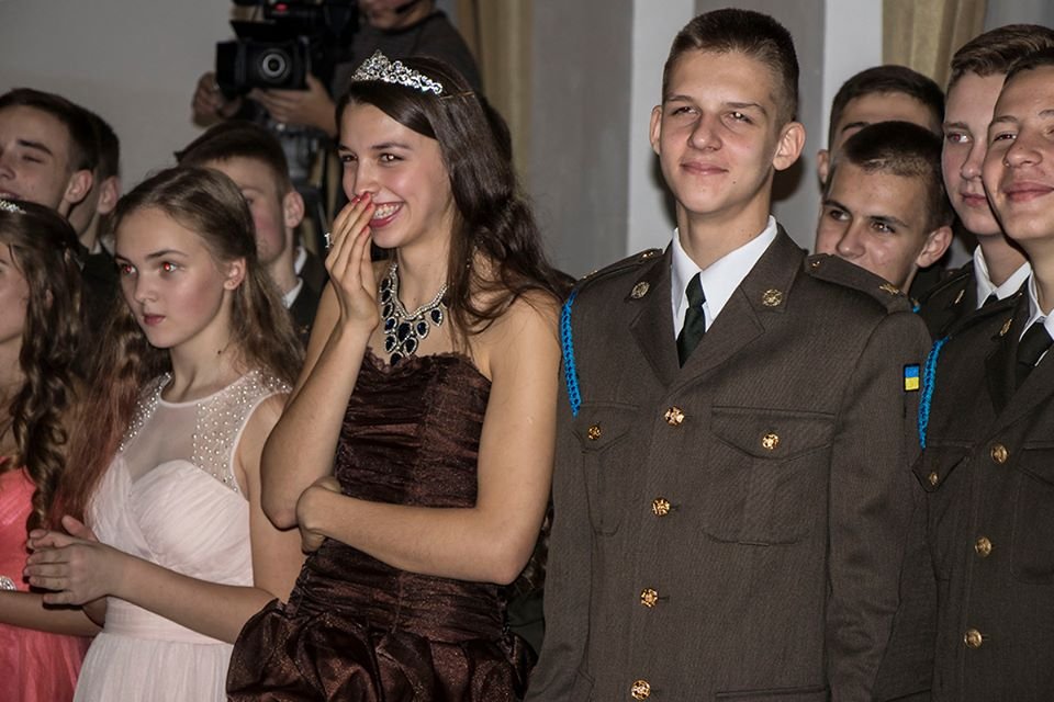 Так как лицей мужской, на роль партнерши в танце лицеисты звали своих родственниц 