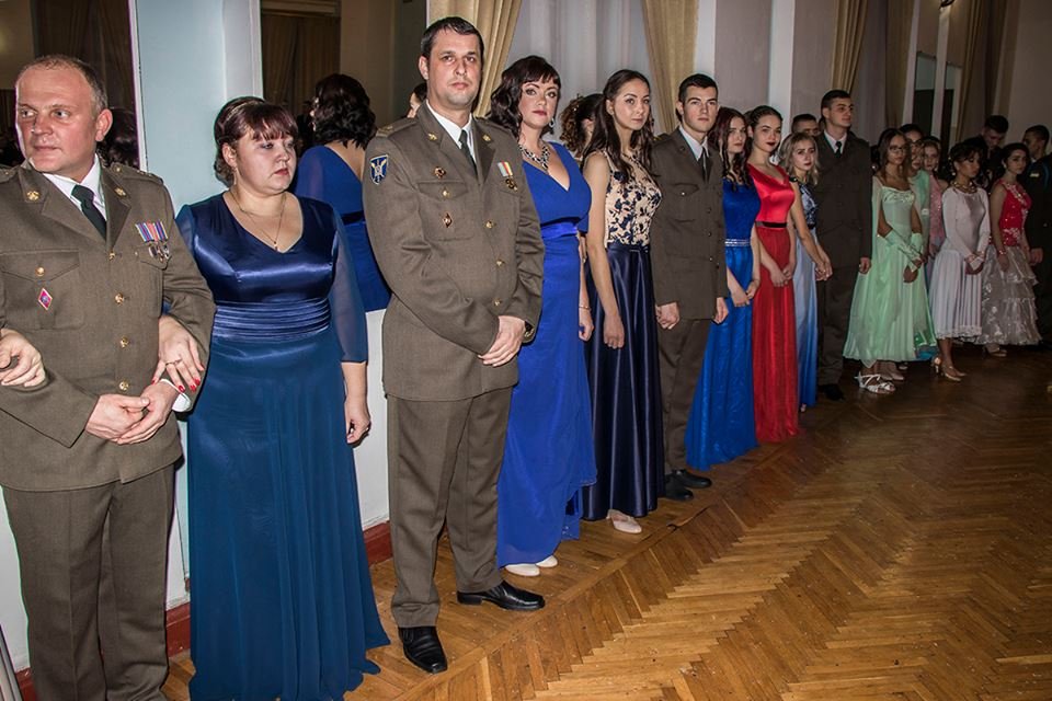 На балу танцевали также военные офицеры и родители лицеистов 