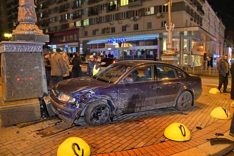 В центре Киева столкнулись два автомобиля Volkswagen В центре Киева столкнулись два автомобиля Volkswagen