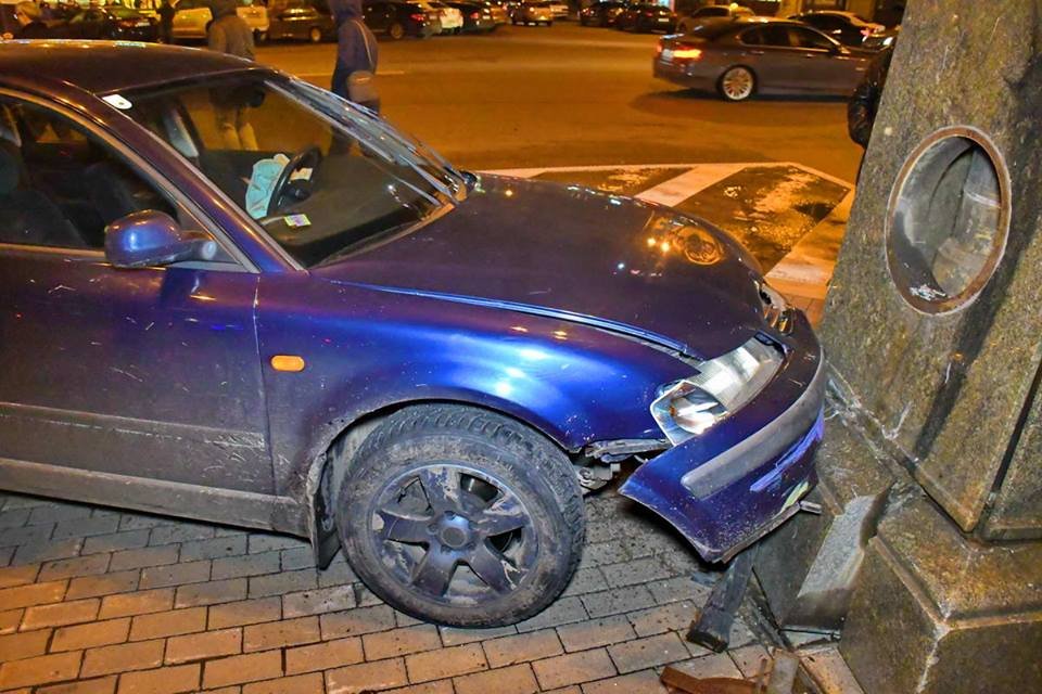 Автомобиль на еврономерах въехал в фонарный столб Автомобиль на еврономерах въехал в фонарный столб