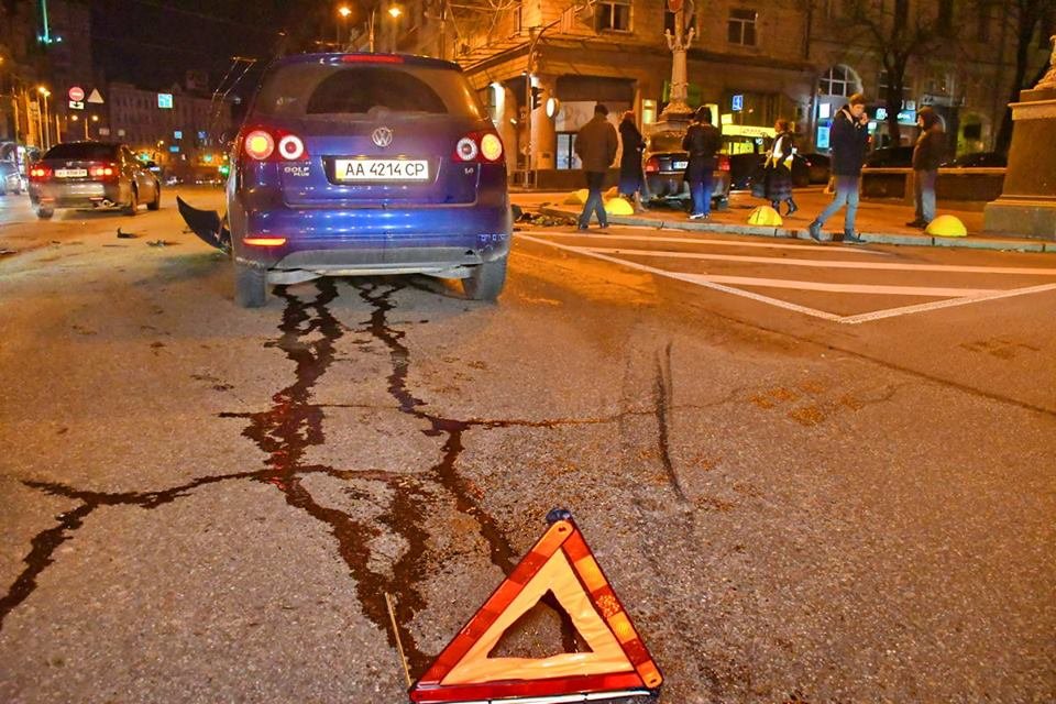 ДТП произошло на пересечении улицы Крещатик и бульвара Тараса Шевченко ДТП произошло на пересечении улицы Крещатик и бульвара Тараса Шевченко