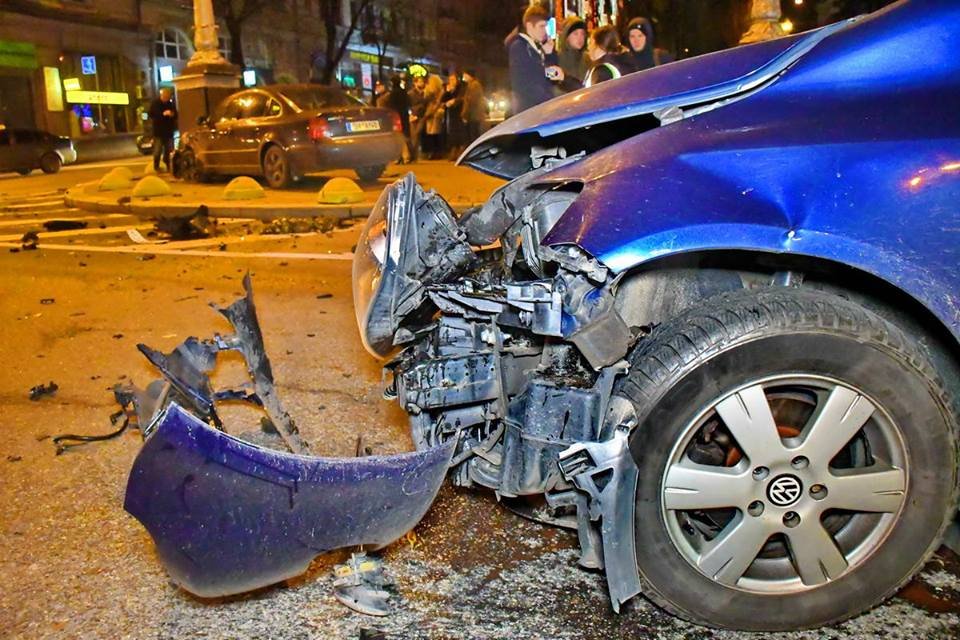 В обеих машинах помялись передние бамперы В обеих машинах помялись передние бамперы