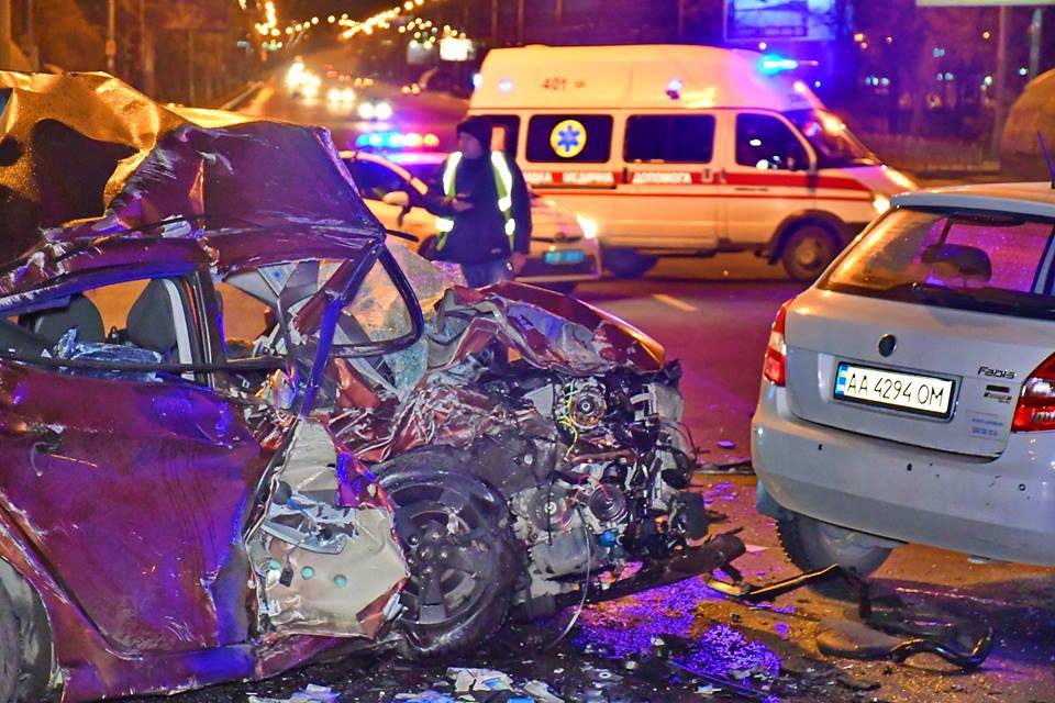 Водителя Skoda госпитализировала скорая помощь с переломами рук и ног