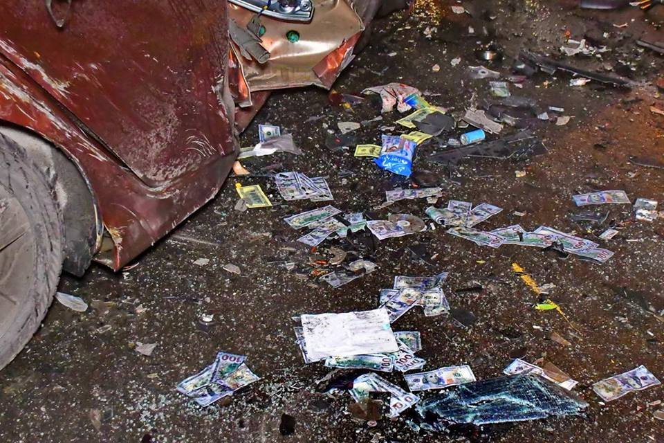 Вокруг изувеченной машины Hyundai разбросаны стодолларовые купюры 