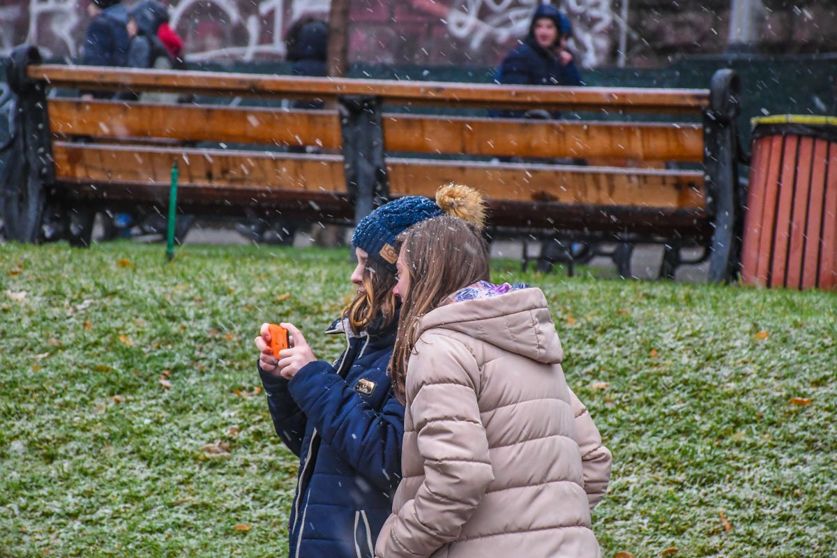 Кто-то снимает первый зимний снег на камеру