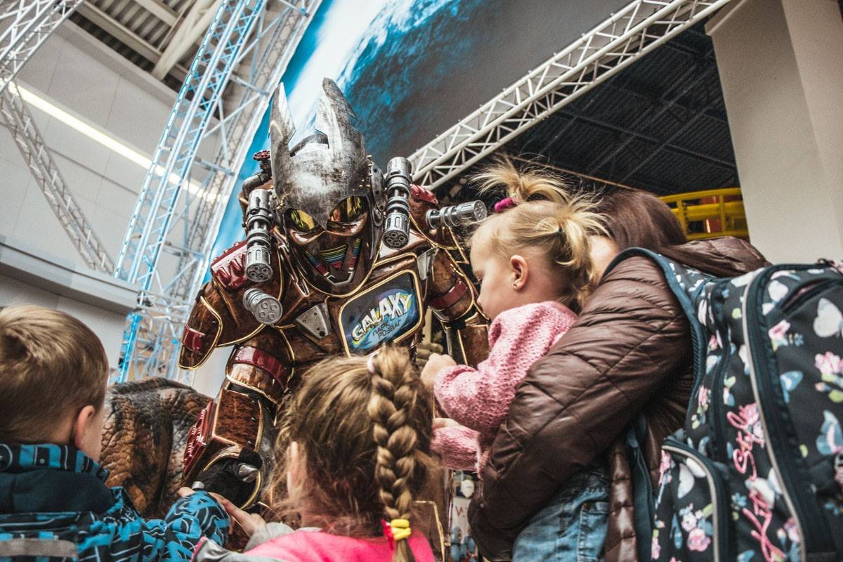 Некоторые дети особенно радовались гигантским куклам