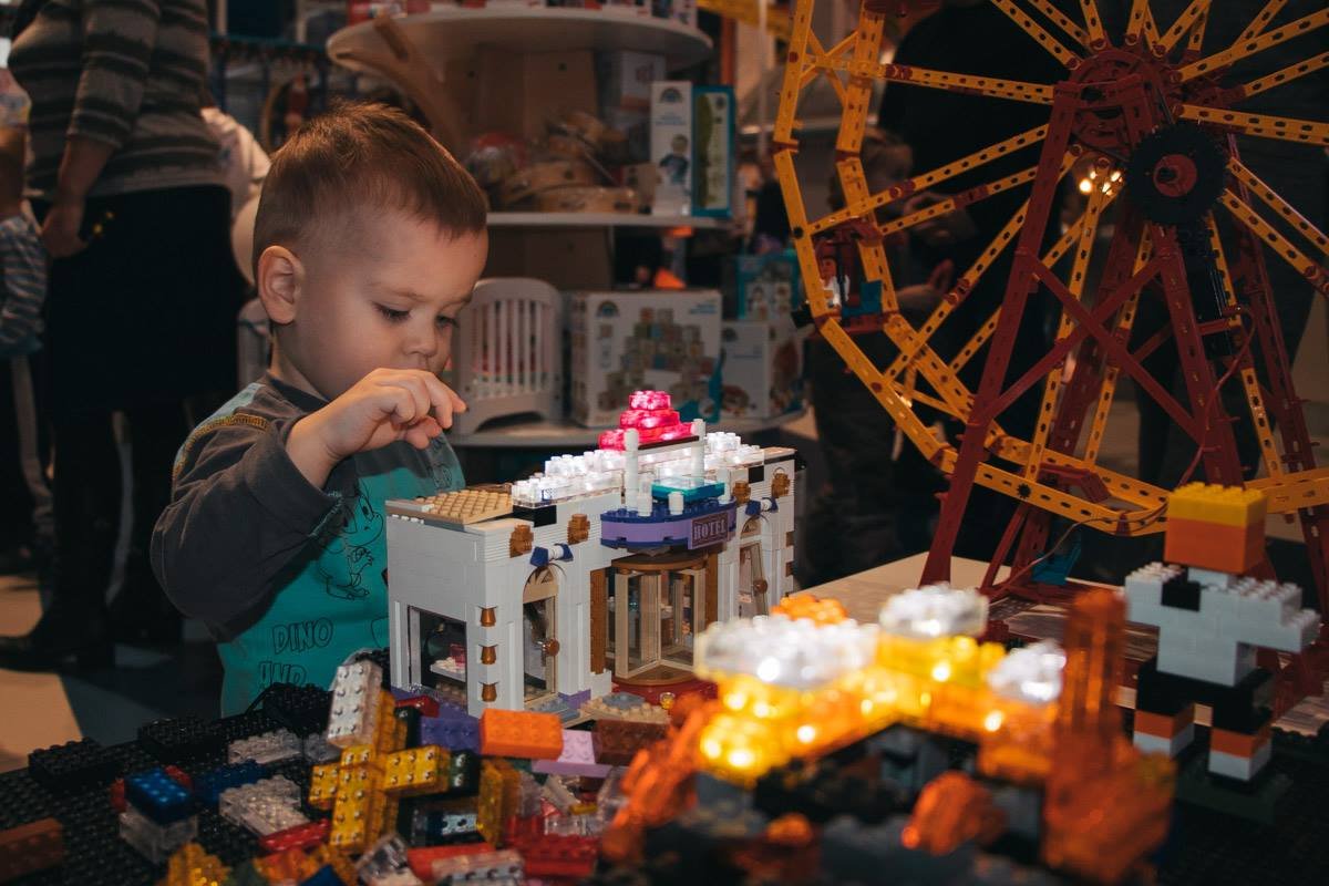 Все желающие могли бесплатно сложить конструктор Лего