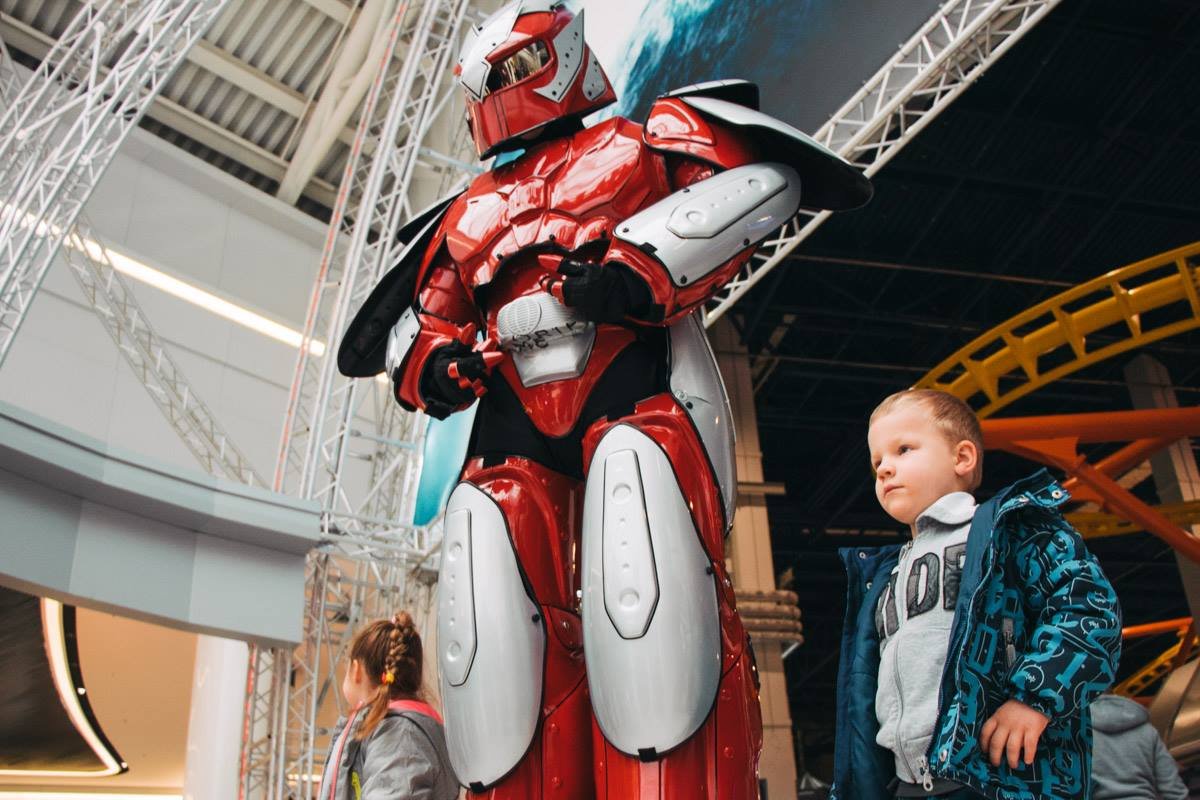 Дети с радостью фотографируются с работами