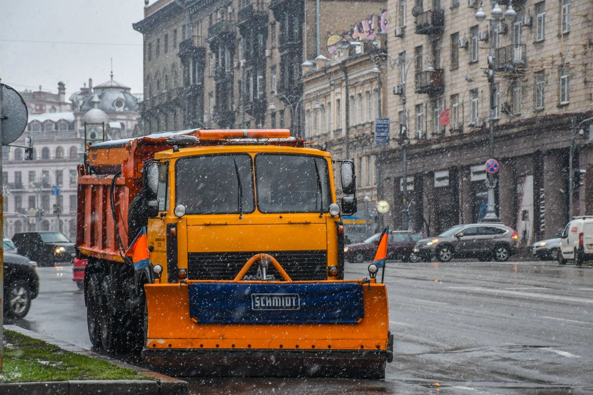 Одна из снегоуборочных машин на Крещатике Одна из снегоуборочных машин на Крещатике
