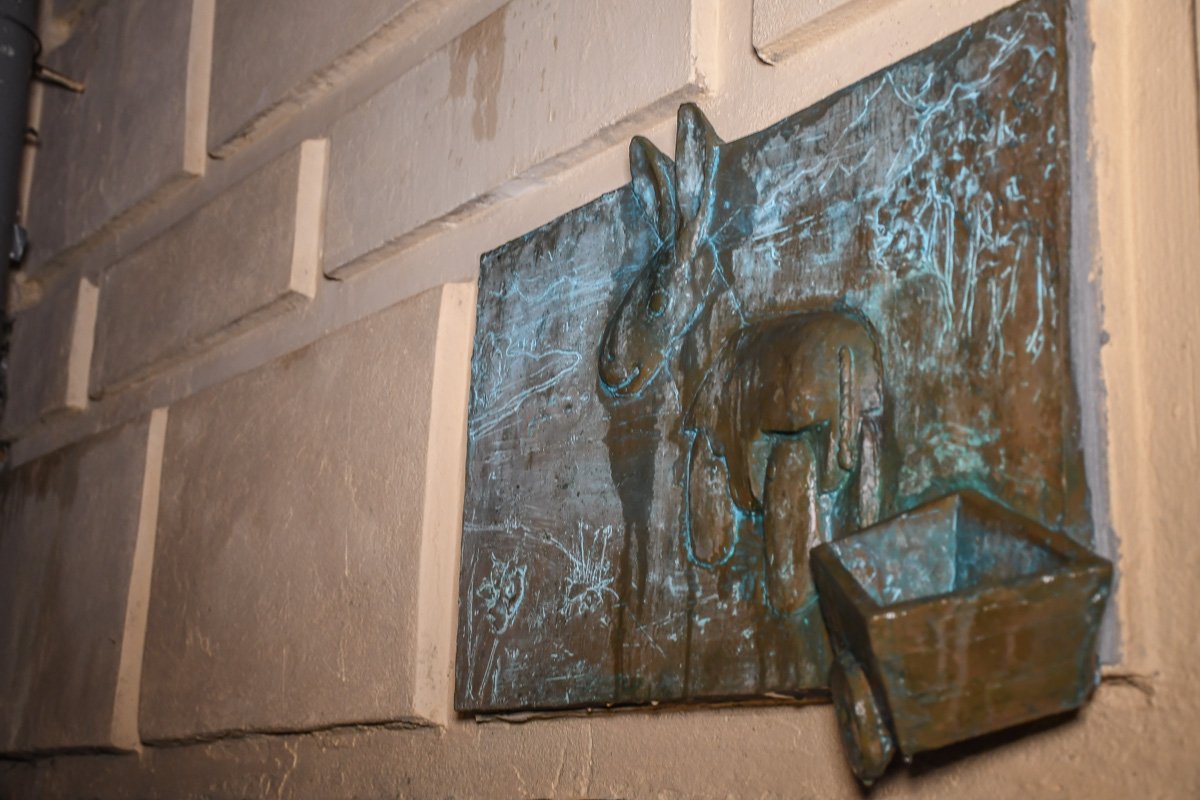 Теперь ослик украшает стену дома №5 в Рыльском переулке Теперь ослик украшает стену дома №5 в Рыльском переулке