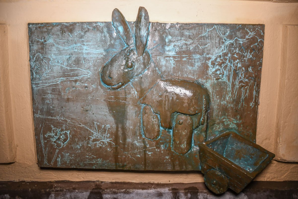 Доску установили вместо исчезнувшей деревянной скульптуры ослика, которая находилась здесь ранее. Доску установили вместо исчезнувшей деревянной скульптуры ослика, которая находилась здесь ранее.