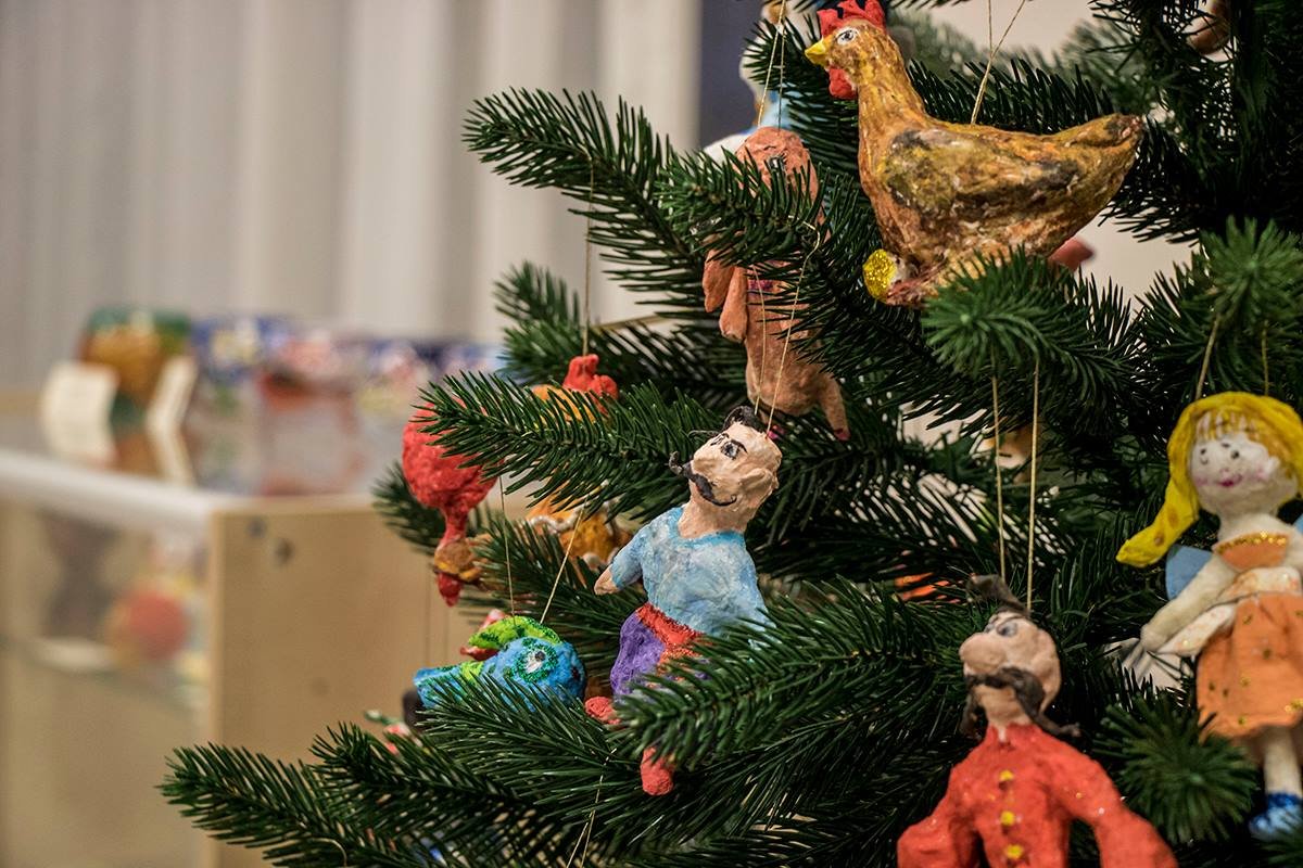 На выставке был большой выбор новогодних игрушек