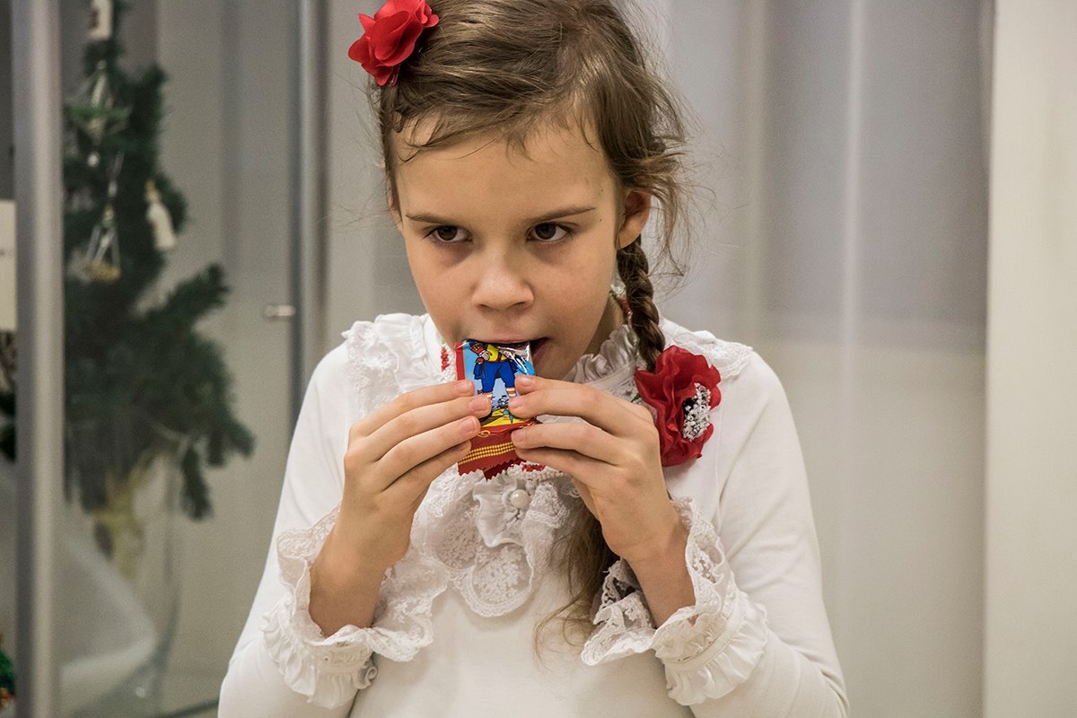 Детей угощали конфетами