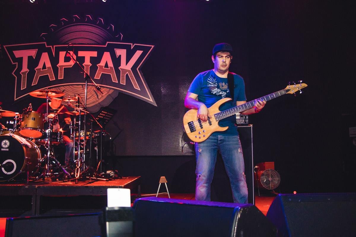 Концерт начали с песен из нового альбома Концерт начали с песен из нового альбома