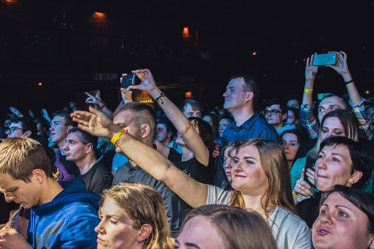 Многие зрители пытались унести впечатления домой в своих телефонах Многие зрители пытались унести впечатления домой в своих телефонах