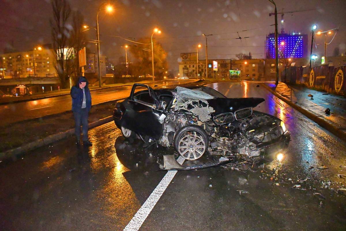 Заезд на Воздухофлотский путепровод со стороны КПИ перекрыл BMW 750 на элитных номерах Заезд на Воздухофлотский путепровод со стороны КПИ перекрыл BMW 750 на элитных номерах