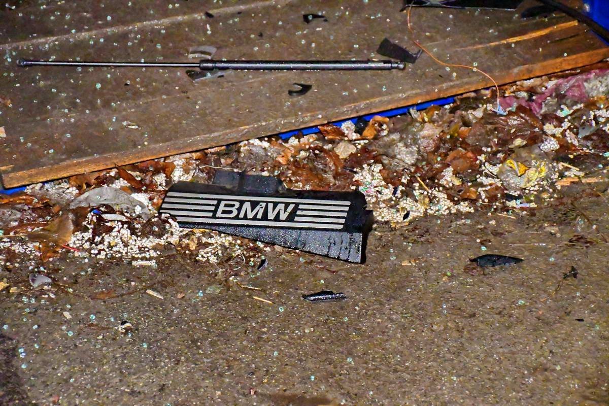 По дороге разбросаны запчасти авто По дороге разбросаны запчасти авто