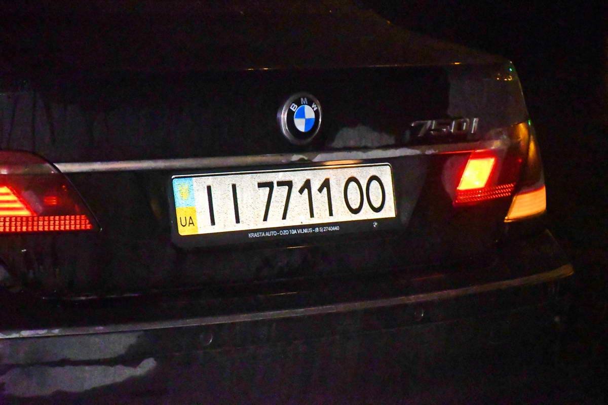 Номера авто остались на месте только сзади Номера авто остались на месте только сзади