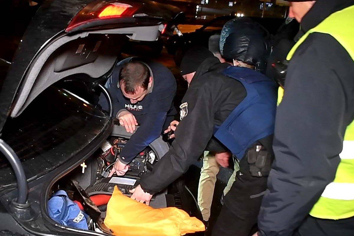 Водитель Информатора помогает полиции найти и отключить аккумулятор, чтобы избежать возгорания Водитель Информатора помогает полиции найти и отключить аккумулятор, чтобы избежать возгорания