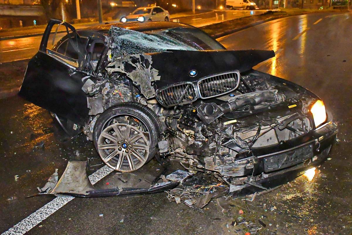 Водитель бросил элитное авто и сбежал Водитель бросил элитное авто и сбежал