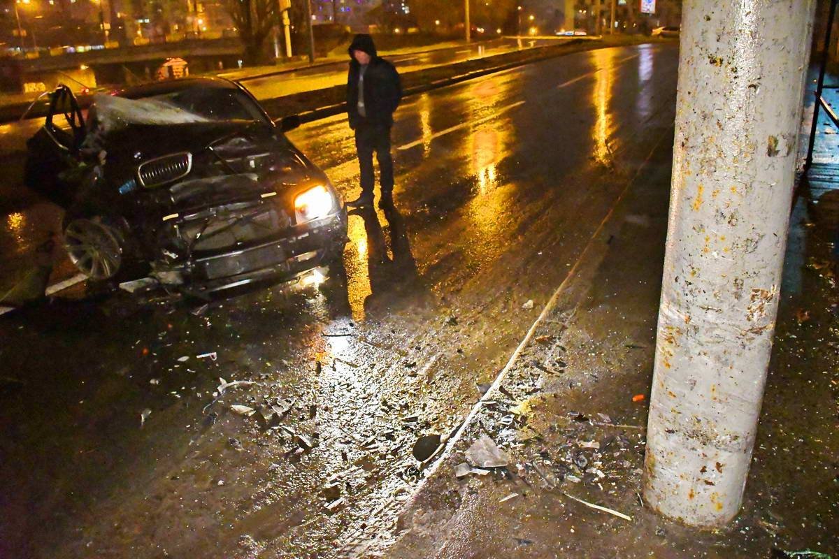 По словам очевидцев, авто влетело в столб По словам очевидцев, авто влетело в столб